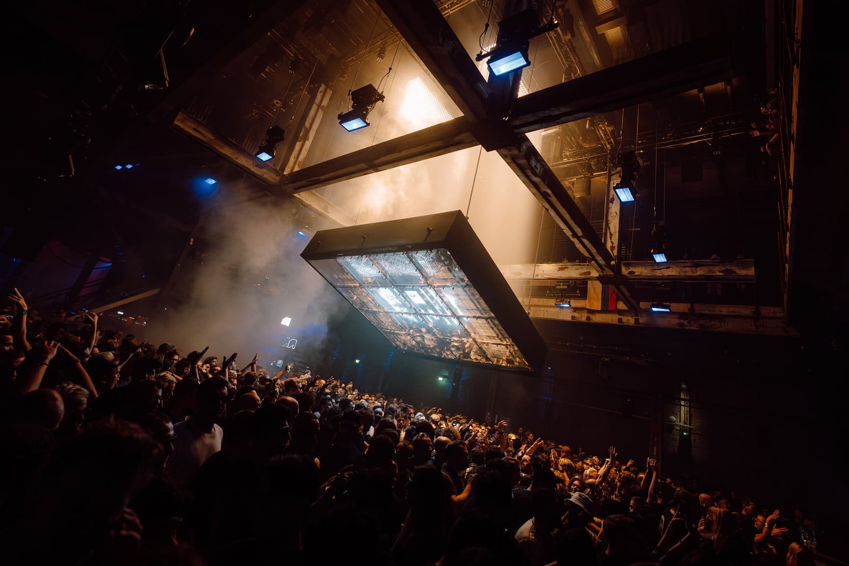 Bezoekers genieten van een live concert in de Middenfabriek, een populaire locatie voor evenementen.