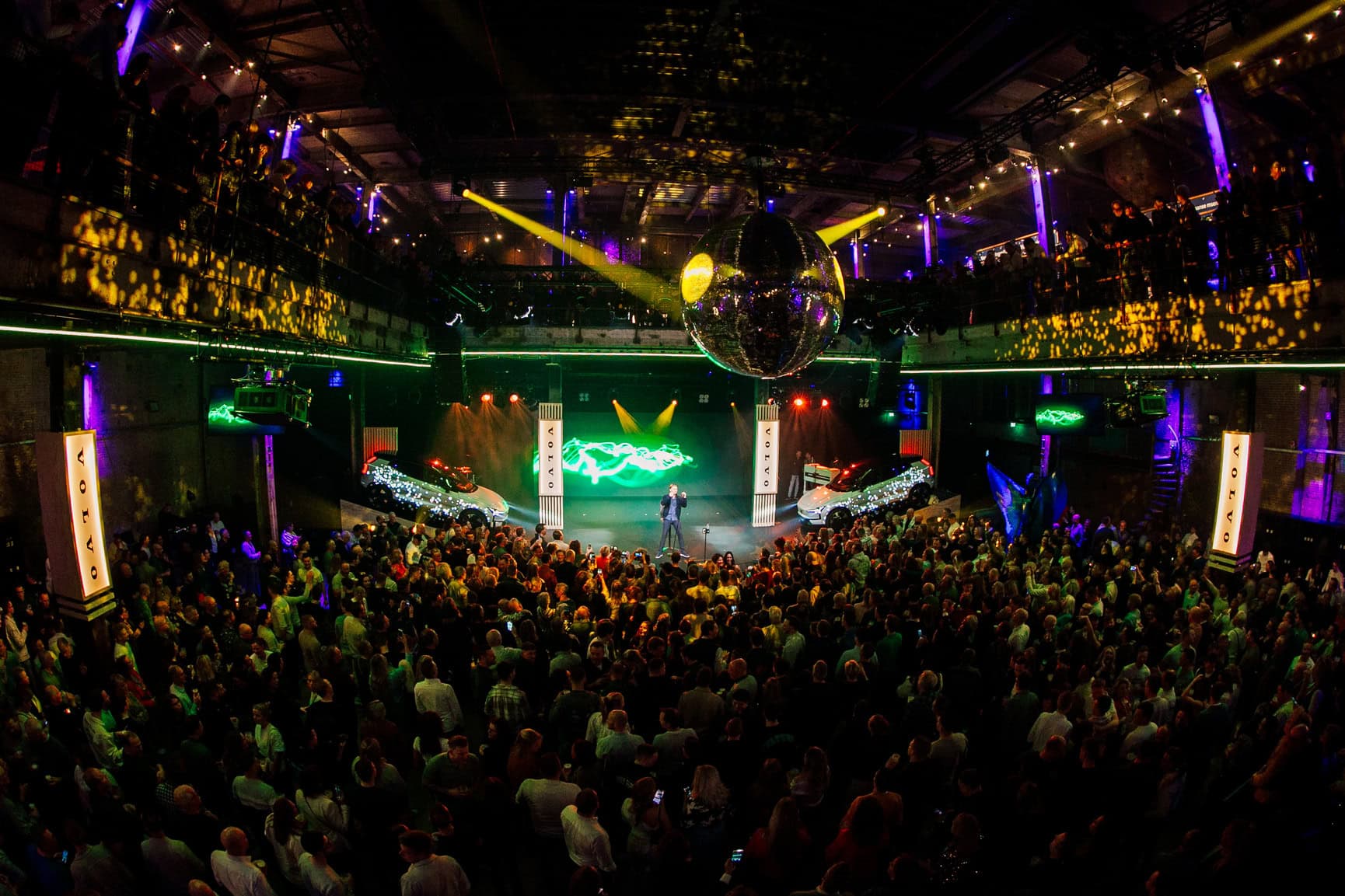 Groot dansfeest in Middenfabriek met kleurrijke verlichting en dansers.