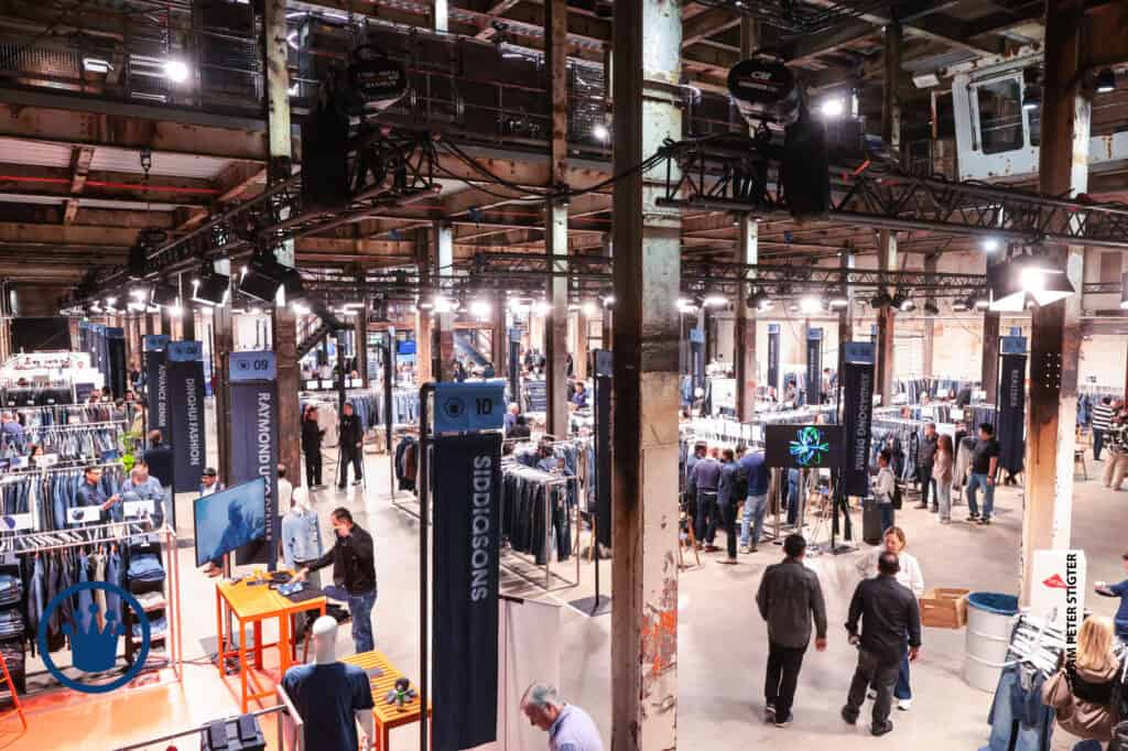 Een bovenaanzicht van de Middenfabriek waar mensen aan tafels zitten te eten.