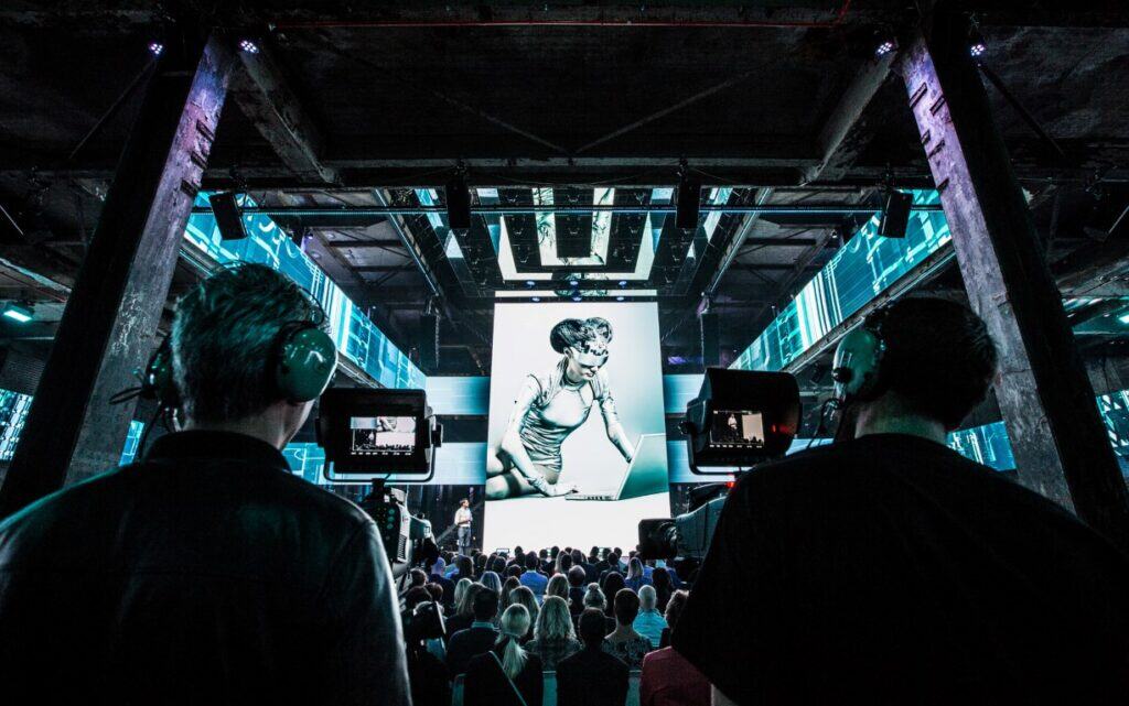 Een bovenaanzicht van de Middenfabriek waar mensen aan tafels zitten te eten.
