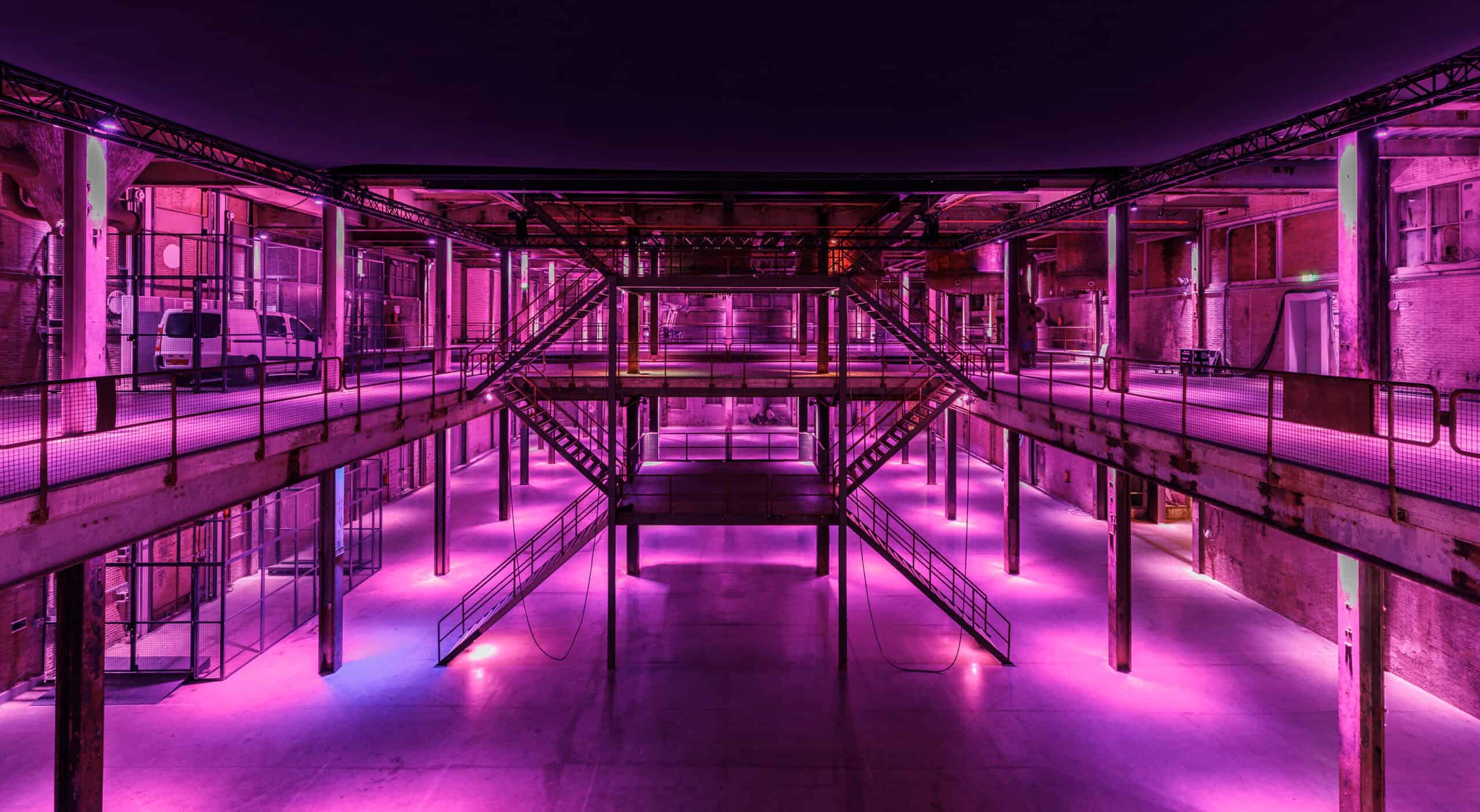 Gezellig concert in SugarFactory met licht- en rookshows, publiek geniet van live muziek en sfeer.